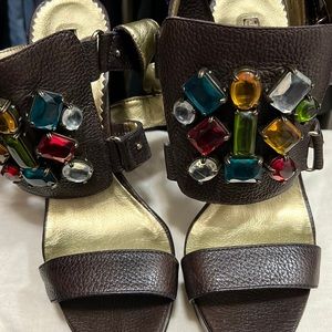 In great used condition, brown heels super comfortable with beautiful stones.